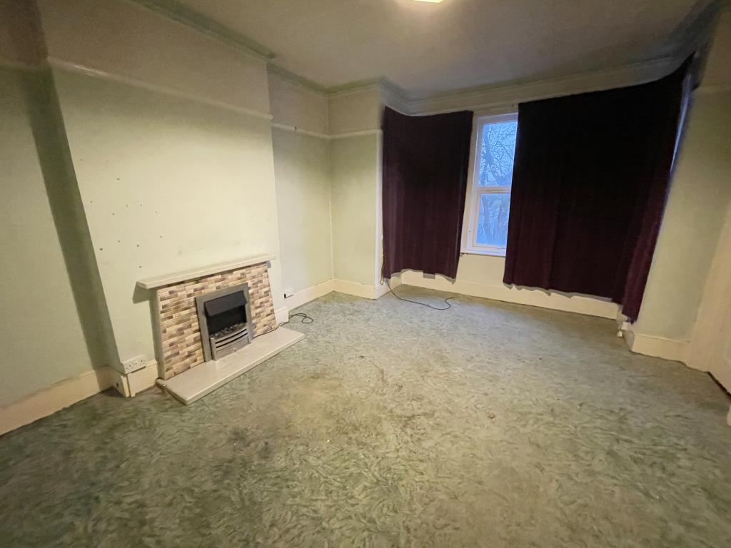 Lot: 50 - VACANT FIRST FLOOR GARDEN FLAT AND GROUND FLOOR GROUND RENT INVESTMENT - inside photo of living looking back towards front bay